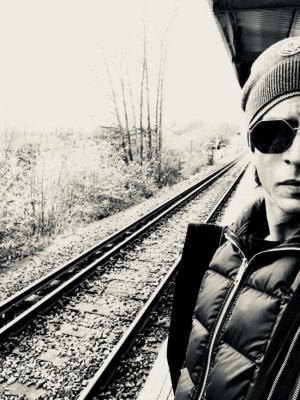 Shah Rukh Khan enjoys early morning train ride, shares selfie 