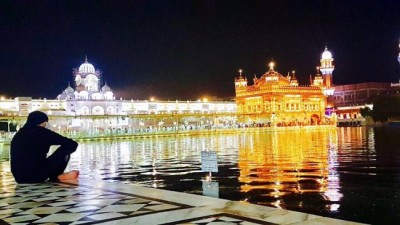 Akshay Kumar visits Golden Temple, calls the experience 'surreal'