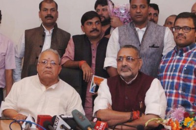 Giriraj Singh removes Red Beacon from car