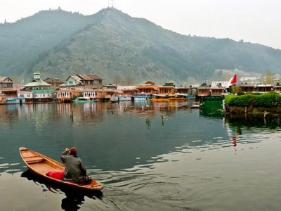 J&K Police detain Hurriyat Chairman Mirwaiz in Srinagar ahead of protest rally