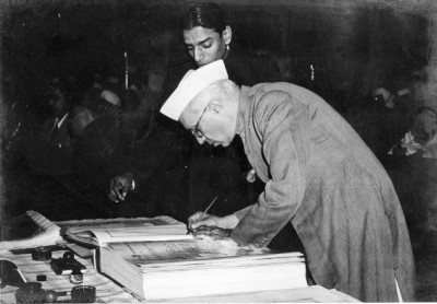 PM Modi, Rahul Gandhi remember ex-PM  Jawaharlal Nehru on birth anniversary 
