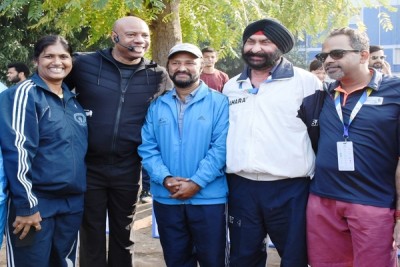 Mike Powell gives tips to youngsters on style of jumping