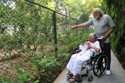 PM Modi meets mother, does breakfast with her
