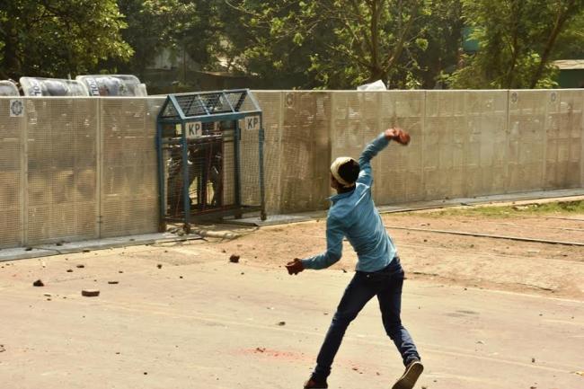 Kolkata Police lathicharge protesters, many injured