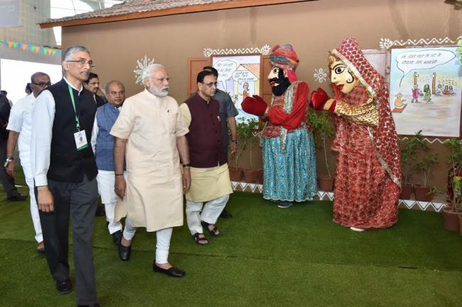 Pranab Mukherjee presenting the Nari Shakti Puruskars for the year 2016 to Chhanv Foundation