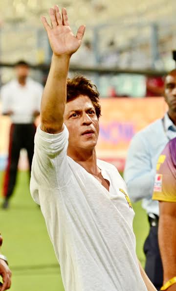 SRK along with AbRam visit Eden Gardens to cheer for KKR
