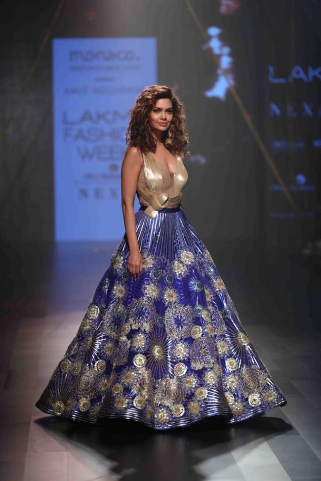 Esha Gupta sizzles ramp on third day of Lakme Fashion Week
