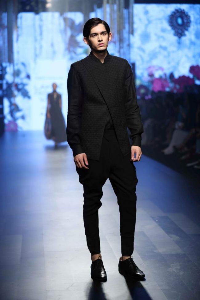 LFW day 4: Designer Tarun Tahiliani displays his collection