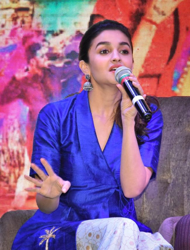 Alia, Varun promote Badrinath Ki Dulhaniya in Kolkata