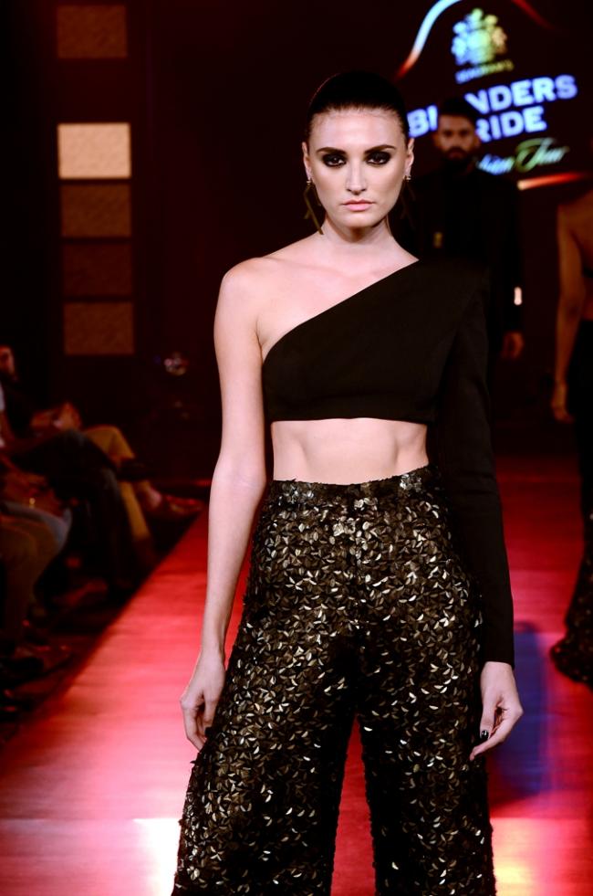 Sidharth Malhotra dazzles up fashion show in Kolkata