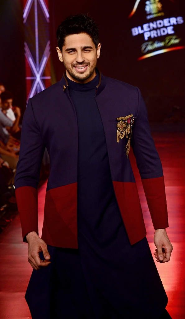 Sidharth Malhotra dazzles up fashion show in Kolkata