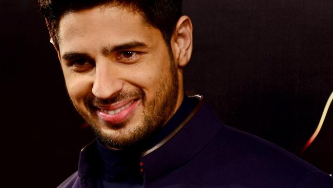 Sidharth Malhotra dazzles up fashion show in Kolkata
