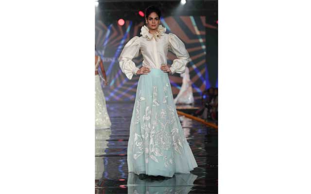 Sonam Kapoor walks down ramp for Abu Jani and Sandeep Khosla 