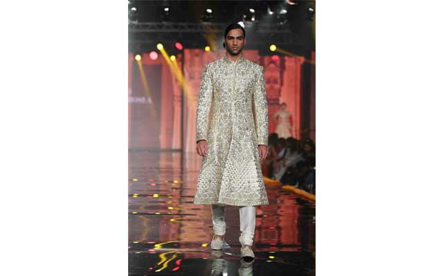 Sonam Kapoor walks down ramp for Abu Jani and Sandeep Khosla 