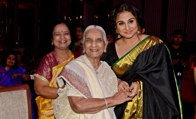 Kolkata: Vidya Balan and Girja Devi awarded