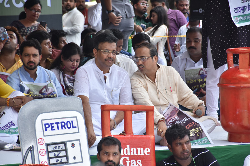Kolkata: TMC protest against fuel price hike