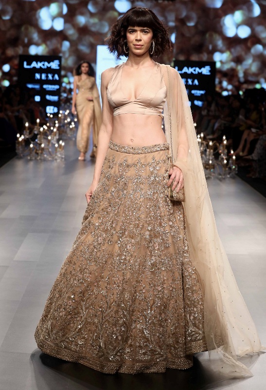 Bollywood queen Kangana Ranaut scorches ramp for Shyamal and Bhumika at LFW