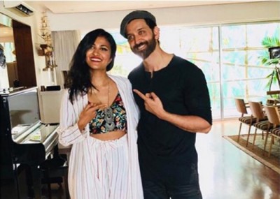 Vidya Vox in Hrithik Roshan's house, actor shares picture on social media