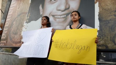 Kolkata metro harassment: Protesters indulge in hugging at Tollygunge station
