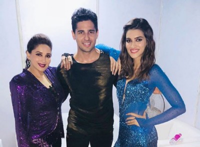 Kriti Sanon, Sidharth pose in Dil To Pagal Hai style with Madhuri Dixit 