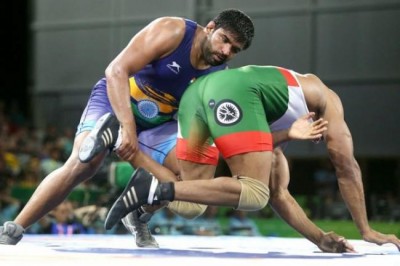 Vinesh Phogat and Sumit clinch CWG gold medals in wrestling 