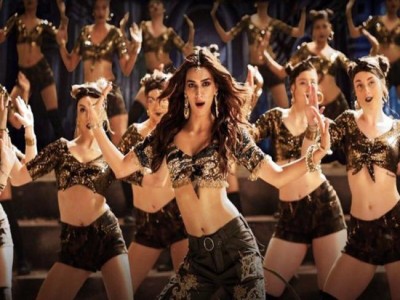 Kriti Sanon dazzles in Aao Kabhi Haveli Pe song from Stree