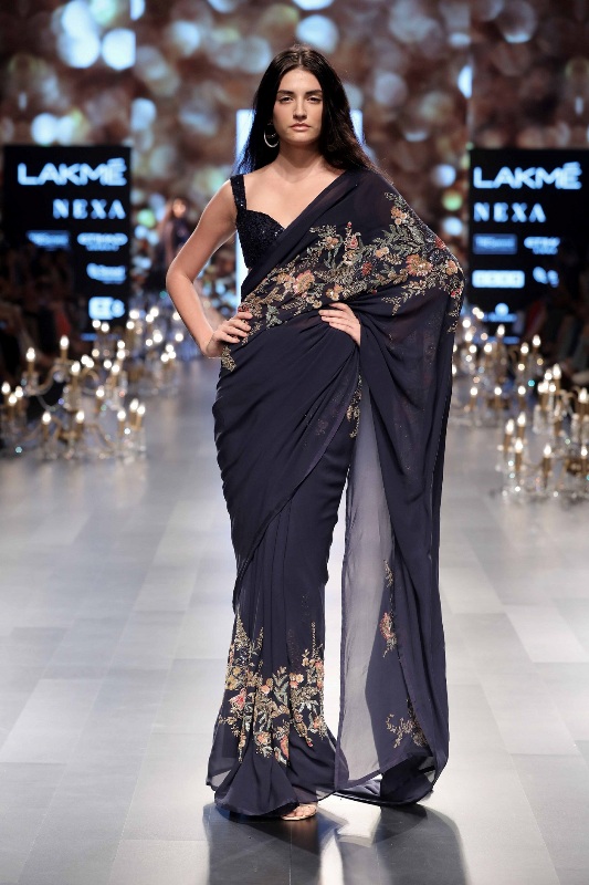Bollywood queen Kangana Ranaut scorches ramp for Shyamal and Bhumika at LFW