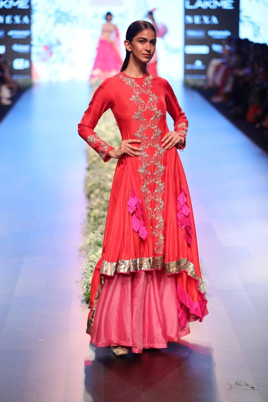 LFW: Sania Mirza walks down the ramp for  Anushree Reddy