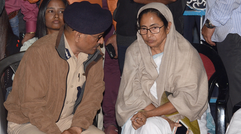  Mamata sits on dharna against CBI move to quiz Kolkata police chief