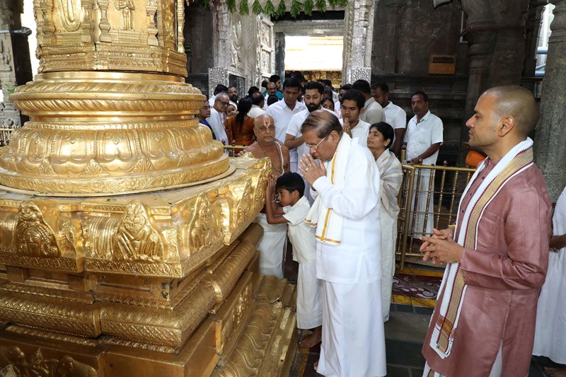 Sri Lankan President Sirisena receives Prsadam  on his arrival at Mahadwaramthe