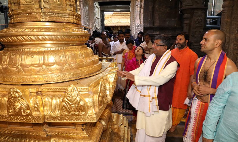 Ravi Shankar Prasad offers prayers in Tirupati