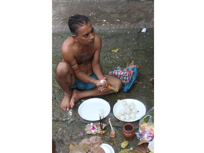Mahalaya: Hindus pay tribute to their ancestors at the Hooghly river 