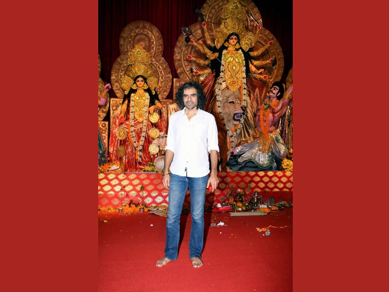 Actress Rani Mukerji visit NB Sarbojanin Durga Puja Pandal