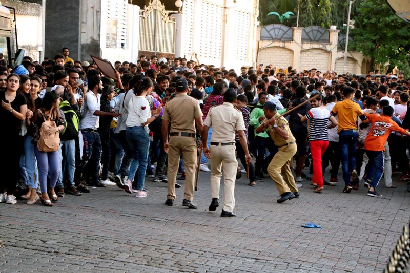 Bollywood King Khan waves at fans on his birthday