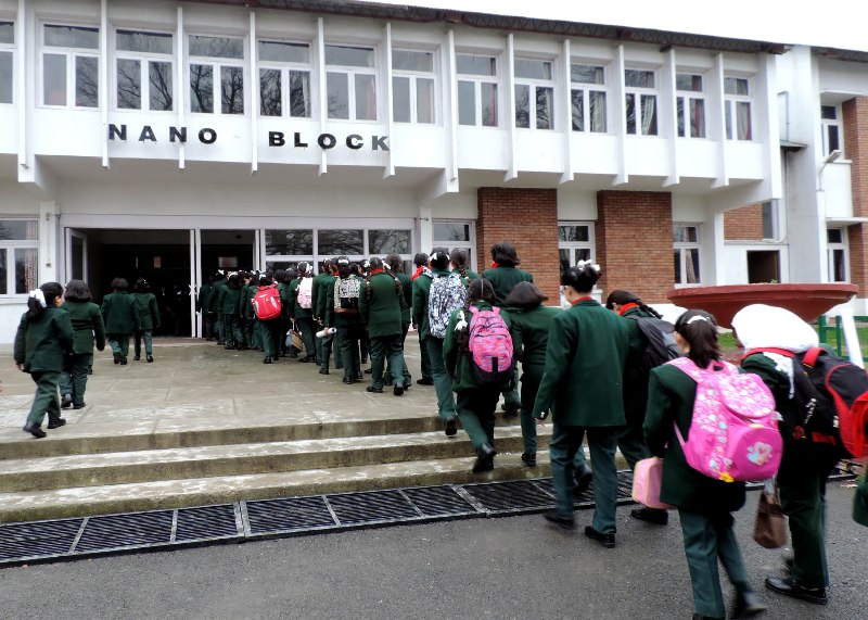 Schools reopen in Kashmir