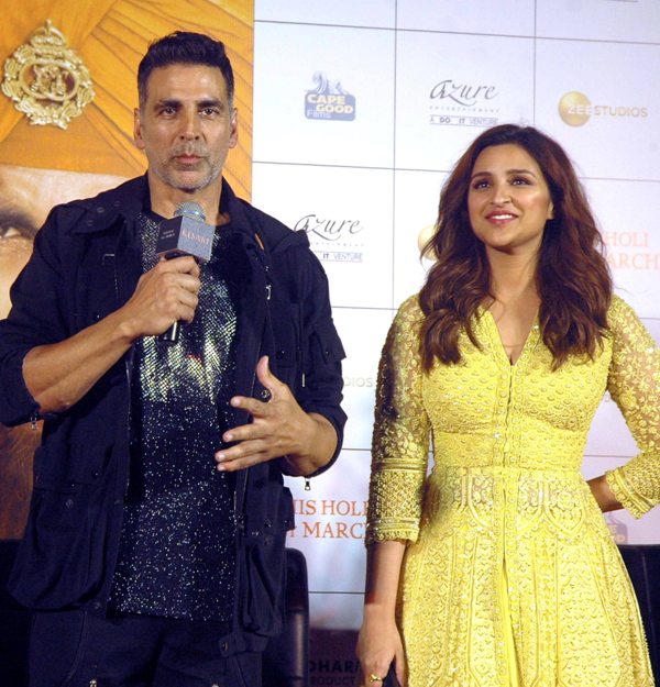 Akshay Kumar with Parineeti Chopra at Kesari's trailer launch 