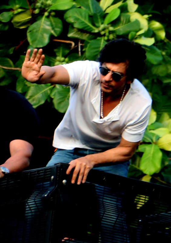 Bollywood King Khan waves at fans on his birthday