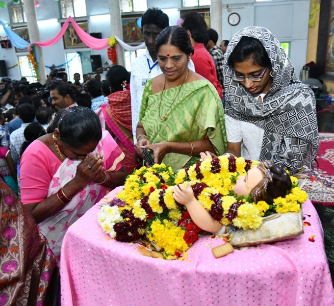 India soaks in Christmas festivities 