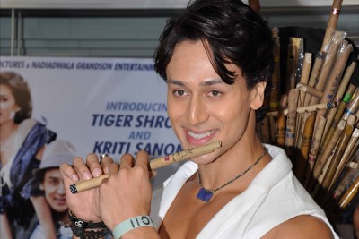 Tiger Shroff wishes Hrithik on birthday with Ek Pal Ka Jeena