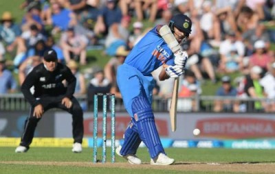 India beat New Zealand by eight wickets in Napier; Dhawan shines