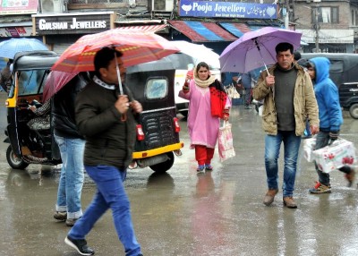 Rains disrupt normal life in Srinagar