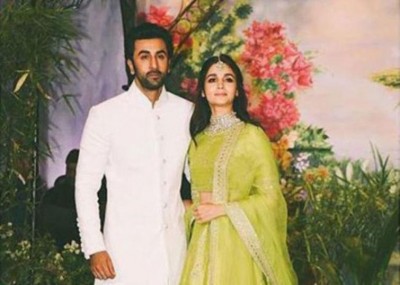 Video of Ranbir Kapoor, Alia Bhatt's uncoordinated kissing during award ceremony goes viral