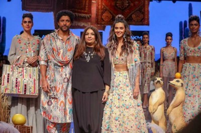 Shibani Dandekar and Farhan Akhtar scorch the LFW ramp with Payal Singhal's 'Gypsies and Bohemia' look