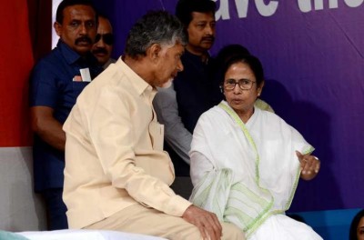 After rubbishing exit polls, Chandrababu Naidu meets Mamata in Kolkata