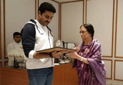 Abhishek Bachchan drops in at Shamlu Dudeja's Kantha exhibition in Kolkata