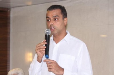 Twitter exchange between Milind Deora and PM Modi makes Congress uncomfortable