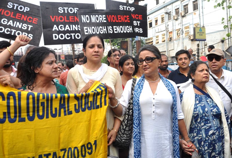 Artists, eminent personalities join doctors' protest over NRS issue in Kolkata