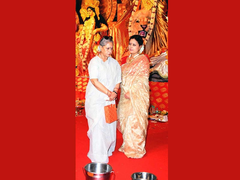 Actress Rani Mukerji visit NB Sarbojanin Durga Puja Pandal