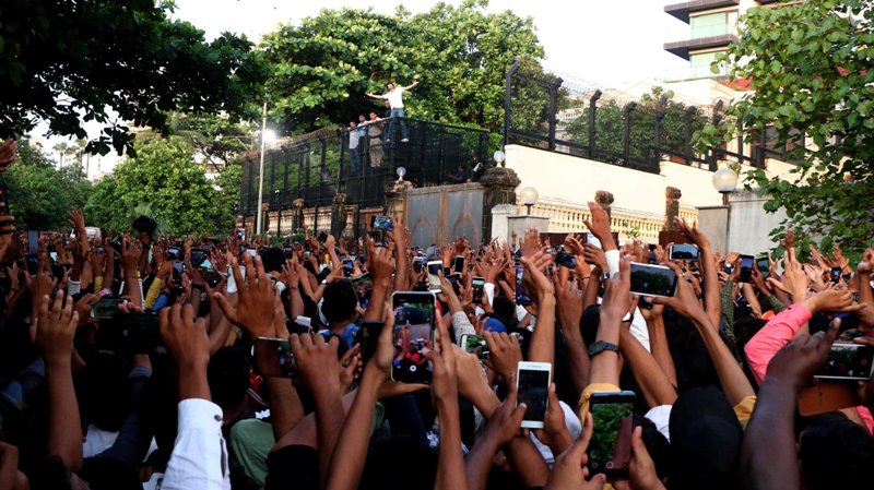 Bollywood King Khan waves at fans on his birthday