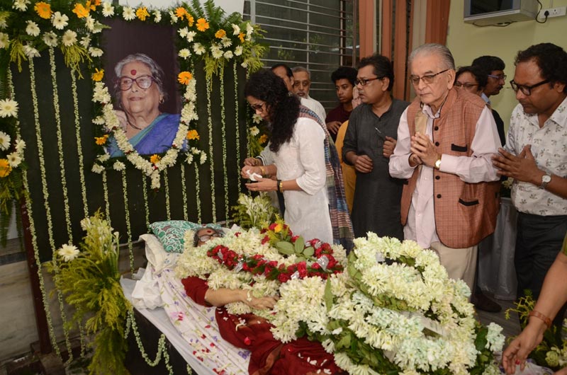 Kolkata: People bid final farewell to Nabaneeta Dev Sen
